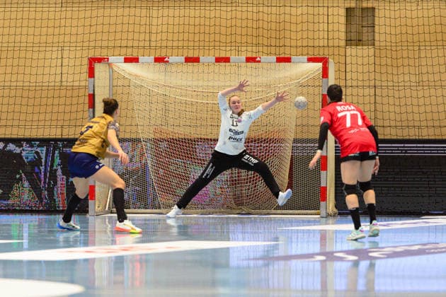 7m by Maj, Nielsen Buxtehuder SV, 5 goes in front of the post Laura, Kuske Thueringer HC, 11 , Kelly, de Abreu Rosa Thueringer HC, 77 GER, Thueringer HC v Buxtehuder SV, 1 Handballbundesliga Frauen, Handball, 13 Matchday, Season 2025 2026, 14 01 2026 GER, Thueringer HC v Buxtehuder SV, 1 Handballbundesliga Frauen, Handball, 13 Matchday, Season 2025 2026, 14 01 2026 Bad Langensalza Copyright: xEibner-Pressefoto MartinxHerbstx EP_MHT