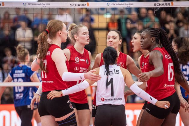 team around Julia Isabelle Bergmann THY Istanbul, 17 , left and Julia Isabelle Bergmann THY Istanbul, 17 , 2 left visibly disappointed GER, Allianz MTV Stuttgart THY Istanbul, CEV Volleyball Cup 2026 Round of 16, CEV, 2025 2026 season, 14 01 2026 GER, Allianz MTV Stuttgart THY Istanbul, CEV Volleyball Cup 2026 Round of 16, CEV, 2025 2026 season, 14 01 2026 Stuttgart Copyright: xSandyxDinkelackerx EP_SDR