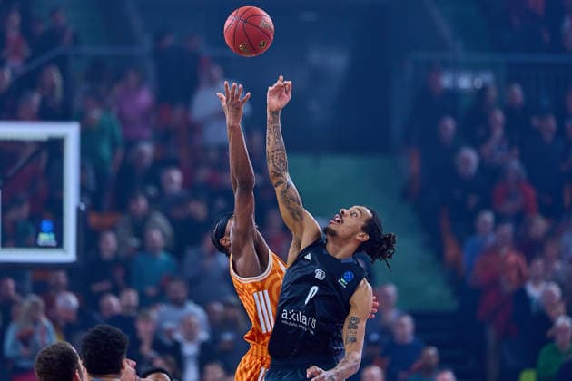 TippOff Malik Osborne ratiopharm ulm, 10 and Kevin Yebo NINERS Chemnitz, 00 GER, ratiopharm ulm vs NINERS Chemnitz, Basketball, Matchday 14, BKT EuroCup, Season 2025 2026, 14 01 2025 GER, ratiopharm ulm vs NINERS Chemnitz, Basketball, Matchday 14, BKT EuroCup, Season 2025 2026, 14 01 2025 New Ulm Copyright: xEibner-Pressefoto GeraldxOelze-dexStoppanyx EP_ODS