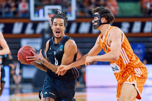 duel, duel between Kevin Yebo NINERS Chemnitz, 00 and Alec Anigbata ratiopharm ulm, 21 GER, ratiopharm ulm vs NINERS Chemnitz, basketball, 14 matchday, BKT EuroCup, 2025 2026 season, 14 01 2025 GER, ratiopharm ulm vs NINERS Chemnitz, basketball, 14 matchday, BKT EuroCup, 2025 2026 season, 14 01 2025 Neu Ulm Copyright: xEibner-Pressefoto GeraldxOelze-dexStoppanyx EP_ODS