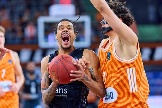 duel, duel between Kevin Yebo NINERS Chemnitz, 00 and Alec Anigbata ratiopharm ulm, 21 GER, ratiopharm ulm vs NINERS Chemnitz, basketball, 14 matchday, BKT EuroCup, 2025 2026 season, 14 01 2025 GER, ratiopharm ulm vs NINERS Chemnitz, basketball, 14 matchday, BKT EuroCup, 2025 2026 season, 14 01 2025 Neu Ulm Copyright: xEibner-Pressefoto GeraldxOelze-dexStoppanyx EP_ODS