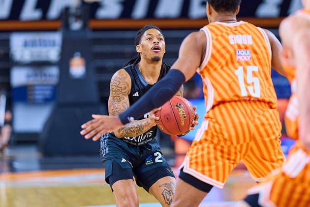 Nike Sibande NINERS Chemnitz, 02 sets against Justin Simon ratiopharm ulm, 15 to three GER, ratiopharm ulm vs NINERS Chemnitz, basketball, 14 matchday, BKT EuroCup, 2025 2026 season, 14 01 2025 GER, ratiopharm ulm vs NINERS Chemnitz, basketball, 14 matchday, BKT EuroCup, 2025 2026 season, 14 01 2025 New Ulm Copyright: xEibner-Pressefoto GeraldxOelze-dexStoppanyx EP_ODS