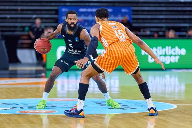 Corey Davis NINERS Chemnitz, 05 , Justin Simon ratiopharm ulm, 15 GER, ratiopharm ulm vs NINERS Chemnitz, Basketball, 14 Matchday, BKT EuroCup, Season 2025 2026, 14 01 2025 GER, ratiopharm ulm vs NINERS Chemnitz, Basketball, 14 Matchday, BKT EuroCup, Season 2025 2026, 14 01 2025 New Ulm Copyright: xEibner-Pressefoto GeraldxOelze-dexStoppanyx EP_ODS