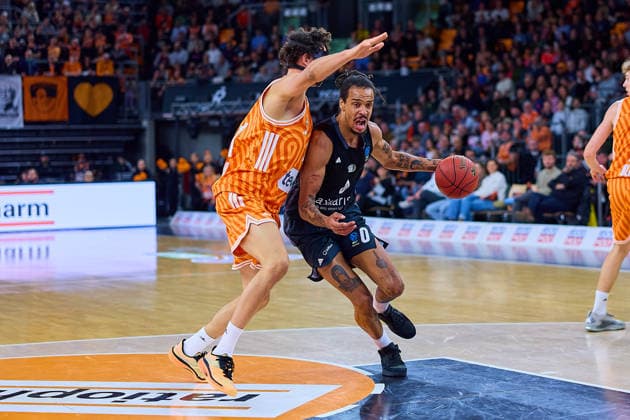 duel, duel between Alec Anigbata ratiopharm ulm, 21 and Kevin Yebo NINERS Chemnitz, 00 GER, ratiopharm ulm vs NINERS Chemnitz, Basketball, Matchday 14, BKT EuroCup, Season 2025 2026, 14 01 2025 GER, ratiopharm ulm vs NINERS Chemnitz, Basketball, Matchday 14, BKT EuroCup, Season 2025 2026, 14 01 2025 Neu Ulm Copyright: xEibner-Pressefoto GeraldxOelze-dexStoppanyx EP_ODS