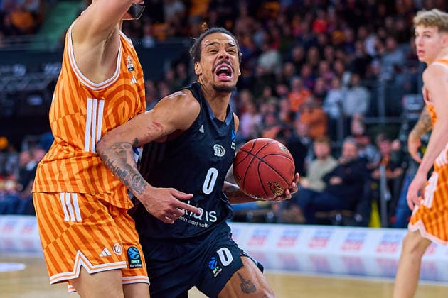 duel, duel between Alec Anigbata ratiopharm ulm, 21 and Kevin Yebo NINERS Chemnitz, 00 GER, ratiopharm ulm vs NINERS Chemnitz, Basketball, Matchday 14, BKT EuroCup, Season 2025 2026, 14 01 2025 GER, ratiopharm ulm vs NINERS Chemnitz, Basketball, Matchday 14, BKT EuroCup, Season 2025 2026, 14 01 2025 Neu Ulm Copyright: xEibner-Pressefoto GeraldxOelze-dexStoppanyx EP_ODS