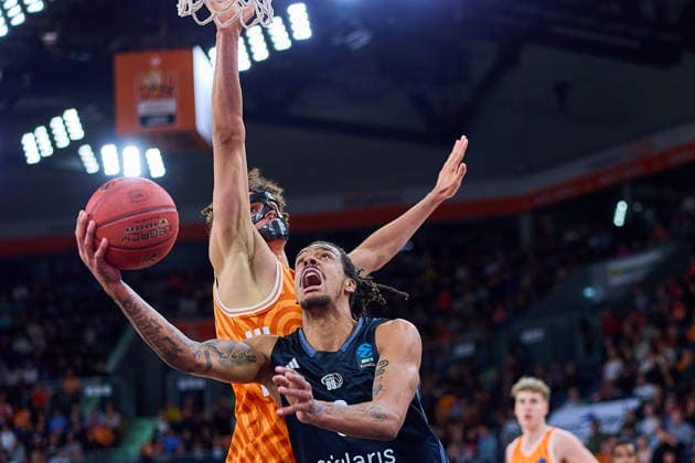 duel, duel between Alec Anigbata ratiopharm ulm, 21 and Kevin Yebo NINERS Chemnitz, 00 GER, ratiopharm ulm vs NINERS Chemnitz, Basketball, Matchday 14, BKT EuroCup, Season 2025 2026, 14 01 2025 GER, ratiopharm ulm vs NINERS Chemnitz, Basketball, Matchday 14, BKT EuroCup, Season 2025 2026, 14 01 2025 Neu Ulm Copyright: xEibner-Pressefoto GeraldxOelze-dexStoppanyx EP_ODS