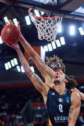 Duel under the basket, Alec Anigbata ratiopharm ulm, 21 and Kevin Yebo NINERS Chemnitz, 00 GER, ratiopharm ulm vs NINERS Chemnitz, Basketball, Matchday 14, BKT EuroCup, Season 2025 2026, 14 01 2025 GER, ratiopharm ulm vs NINERS Chemnitz, Basketball, Matchday 14, BKT EuroCup, Season 2025 2026, 14 01 2025 Neu Ulm Copyright: xEibner-Pressefoto GeraldxOelze-dexStoppanyx EP_ODS