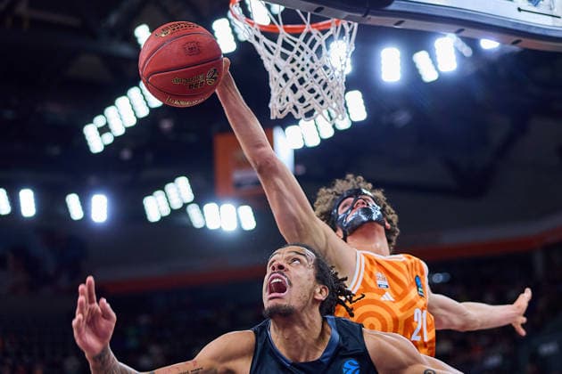 Sport Bilder des Tages Duell unter dem Korb, Alec Anigbata (ratiopharm ulm, 21) und Kevin Yebo (NINERS Chemnitz, 00) GER, ratiopharm ulm vs. NINERS Chemnitz, Basketball, 14. Spieltag, BKT EuroCup, Spielzeit 2025 2026, 14.01.2025 GER, ratiopharm ulm vs. NINERS Chemnitz, Basketball, 14. Spieltag, BKT EuroCup, Spielzeit 2025 2026, 14.01.2025 Neu-Ulm *** Duel under the basket, Alec Anigbata ratiopharm ulm, 21 and Kevin Yebo NINERS Chemnitz, 00 GER, ratiopharm ulm vs NINERS Chemnitz, Basketball, Matchday 14, BKT EuroCup, Season 2025 2026, 14 01 2025 GER, ratiopharm ulm vs NINERS Chemnitz, Basketball, Matchday 14, BKT EuroCup, Season 2025 2026, 14 01 2025 Neu Ulm Copyright: xEibner-Pressefoto GeraldxOelze-dexStoppanyx EP_ODS