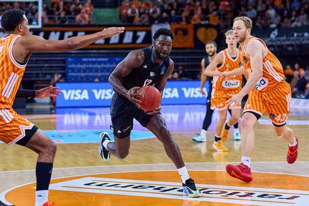 Amadou Sow NINERS Chemnitz, 12 disappointed, disappointment,eilen Christian Sengfelder ratiopharm ulm, 43 GER, ratiopharm ulm vs NINERS Chemnitz, basketball, 14 matchday, BKT EuroCup, 2025 2026 season, 14 01 2025 GER, ratiopharm ulm vs NINERS Chemnitz, basketball, 14 matchday, BKT EuroCup, 2025 2026 season, 14 01 2025 New Ulm Copyright: xEibner-Pressefoto GeraldxOelze-dexStoppanyx EP_ODS