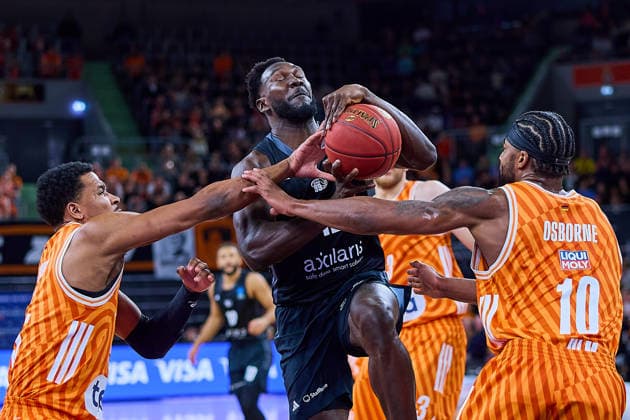 Justin Simon ratiopharm ulm, 15 , Amadou Sow NINERS Chemnitz, 12 , Malik Osborne ratiopharm ulm, 10 GER, ratiopharm ulm vs NINERS Chemnitz, Basketball, Matchday 14, BKT EuroCup, Season 2025 2026, 14 01 2025 GER, ratiopharm ulm vs NINERS Chemnitz, Basketball, Matchday 14, BKT EuroCup, Season 2025 2026, 14 01 2025 New Ulm Copyright: xEibner-Pressefoto GeraldxOelze-dexStoppanyx EP_ODS