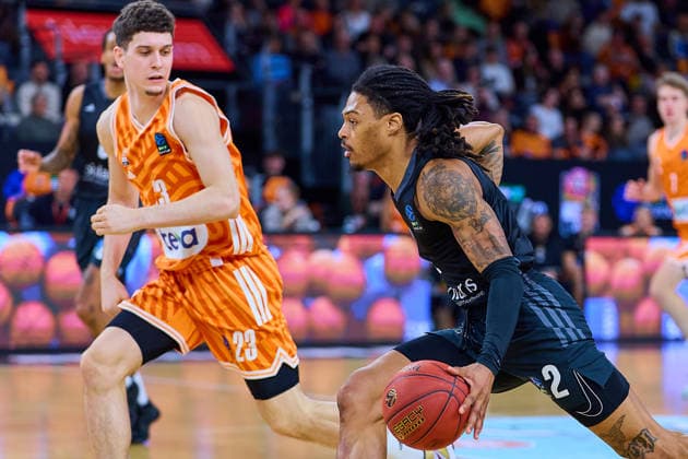 Running duel between Nike Sibande NINERS Chemnitz, 02 and Diego Garavaglia ratiopharm ulm, 23 GER, ratiopharm ulm vs NINERS Chemnitz, Basketball, Matchday 14, BKT EuroCup, Season 2025 2026, 14 01 2025 GER, ratiopharm ulm vs NINERS Chemnitz, Basketball, Matchday 14, BKT EuroCup, Season 2025 2026, 14 01 2025 New Ulm Copyright: xEibner-Pressefoto GeraldxOelze-dexStoppanyx EP_ODS