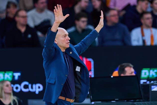 Portrait, Portraet, Freisteller von Rodrigo Pastore NINERS Chemnitz, Chef Trainer zeigt an GER, ratiopharm ulm vs NINERS Chemnitz, Basketball, 14 Spieltag, BKT EuroCup, Spielzeit 2025 2026, 14 01 2025 GER, ratiopharm ulm vs NINERS Chemnitz, Basketball, 14 Spieltag, BKT EuroCup, Spielzeit 2025 2026, 14 01 2025 Neu Ulm Copyright: xEibner-Pressefoto GeraldxOelze-dexStoppanyx EP_ODS