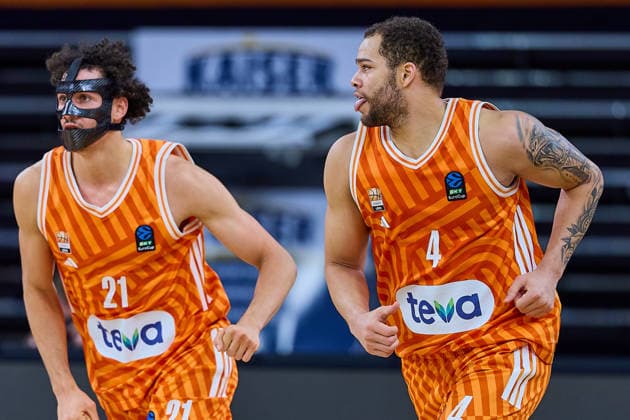 Joy at Christopher Ledlum ratiopharm ulm, 04 after his basket success, left Alec Anigbata ratiopharm ulm, 21 GER, ratiopharm ulm vs NINERS Chemnitz, Basketball, Matchday 14, BKT EuroCup, Season 2025 2026, 14 01 2025 GER, ratiopharm ulm vs NINERS Chemnitz, Basketball, Matchday 14, BKT EuroCup, Season 2025 2026, 14 01 2025 New Ulm Copyright: xEibner-Pressefoto GeraldxOelze-dexStoppanyx EP_ODS