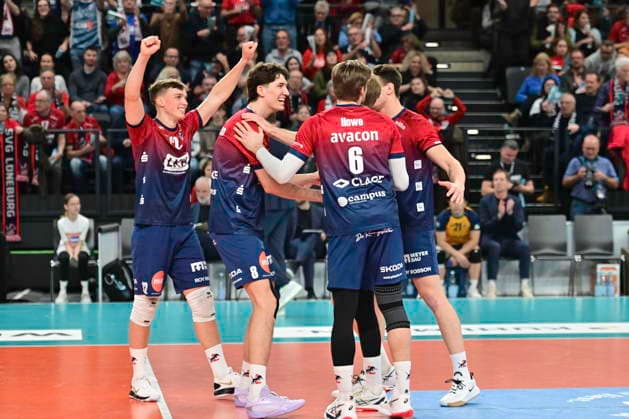 GER 1 VBL, SVG Lueneburg vs TSV Haching Muenchen 14 01 2026, LKH Arena, Lueneburg, GER 1 VBL, SVG Lueneburg vs TSV Haching Muenchen in the picture the Lueneburg team celebrates the victory nordphotoxGmbH xWitke nph00002