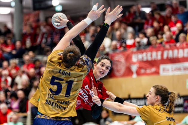 14 01 2026, GER, Handball, Women, Season 2025 2026, Alsco 1 Bl, 13 Matchday, Thueringer HC Buxtehuder SV Lin Elisabeth Lueck Buxtehuder SV , Kelly De Abreu Rosa Thueringer HC,77 , Isabelle Doelle Buxtehuder SV 99947 Bad Langensalza Salza Halle Sporthalle Mehrz Thüringen Germany