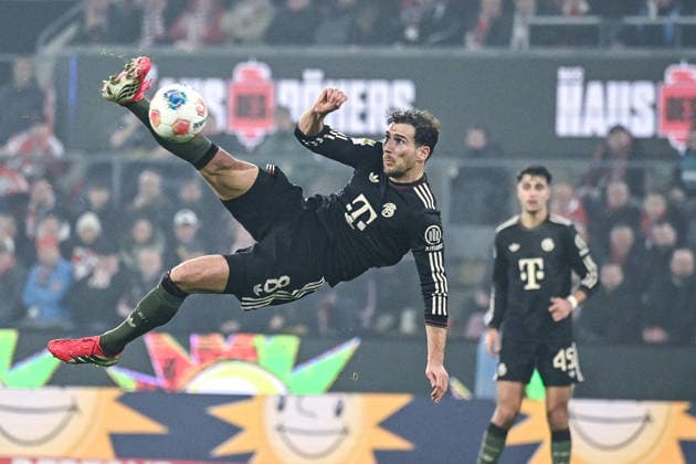 Sport Bilder des Tages 14.01.2026, Fussball 1. Bundesliga 2025 2026, 17. Spieltag, 1.FC Köln - FC Bayern München, im Rhein-Energie-Stadion Köln. Fallrückzieher Leon Goretzka (FC Bayern München) ***DFL and DFB regulations prohibit any use of photographs as image sequences and or quasi-video.*** *** 14 01 2026, Soccer 1 Bundesliga 2025 2026, Matchday 17, 1 FC Köln FC Bayern München, im Rhein Energie Stadion Köln Fallrückzieher Leon Goretzka FC Bayern München DFL and DFB regulations prohibit any use of photographs as image sequences and or quasi video