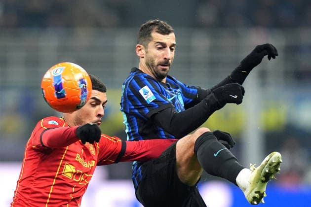 Inter Milan s Henrikh Mkhitaryan fights for the ball with Lecce™s Danilo Veiga during the Serie A soccer match between Inter and Lecce at the San Siro Stadium in Milan , north Italy - Sunday , January 14 , 2026. - Soccer .  Copyright: xSpada LaPressex