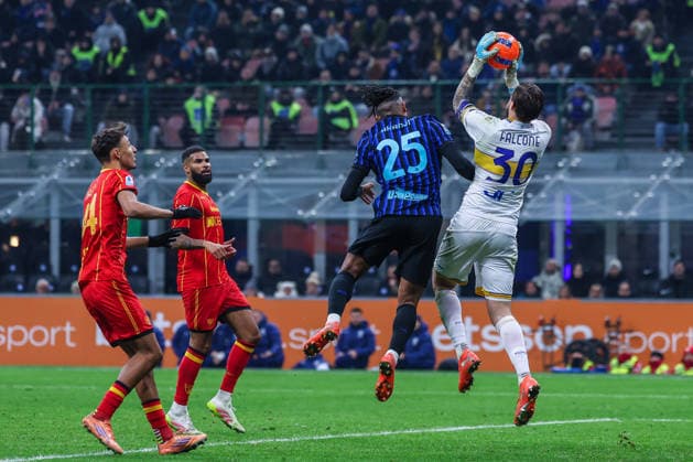 FC Internazionale vs US Lecce Serie A 2025 26 14 01 2026 Manuel Akanji of FC Internazionale competes for the ball with Wladimiro Falcone of US Lecce during Serie A 2025 26 football match between FC Internazionale and US Lecce at San Siro Stadium in Milan Copyright: xBEAUTIFULxSPORTS Carabellix