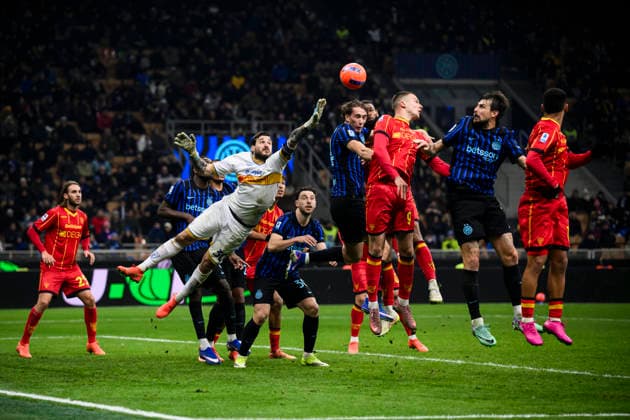 Sport Bilder des Tages FC Internazionale v US Lecce - Serie A Francesco Pio Esposito of FC Internazionale heads the ball during the Serie A football match between FC Internazionale and US Lecce. Milan Italy Copyright: xNicolòxCampox