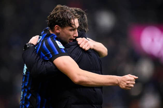FC Internazionale v US Lecce - Serie A Francesco Pio Esposito of FC Internazionale celebrates with Cristian Chivu, head coach of FC Internazionale, after scoring a goal during the Serie A football match between FC Internazionale and US Lecce. Milan Italy Copyright: xNicolòxCampox