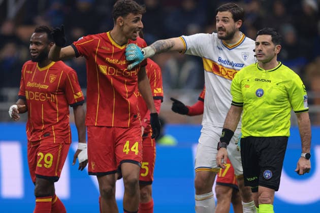 Milan, Italy, 14th January 2026. Wladimiro Falcone, Tiago Gabriel, Jamil Siebert and Lassana Coulibaly of US Lecce protest to the Referee Fabio Maresca after he awarded FC Internazionale first half penalty, subsequently his changed his decision following a VAR review during the Internazionale vs Lecce Serie A match at Giuseppe Meazza, Milan. Picture credit should read: Jonathan Moscrop Sportimage EDITORIAL USE ONLY. No use with unauthorised audio, video, data, fixture lists, club league logos or live services. Online in-match use limited to 120 images, no video emulation. No use in betting, games or single club league player publications. SPI_073_JM_INTER_LECCE_ SPI-4413-0073