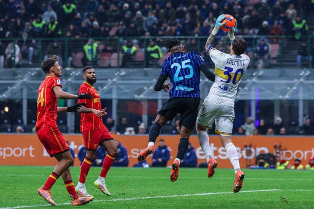 Manuel Akanji of FC Internazionale competes for the ball with Wladimiro Falcone of US Lecce during Serie A 2025 26 football match between FC Internazionale and US Lecce at San Siro Stadium in Milan  Copyright: xFabrizioxCarabelli IPAxSportx xipa-agency.netx xx IPA_70071662 IPA_Agency_IPA70071662