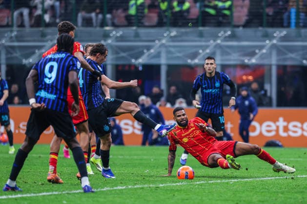 Francesco Esposito of FC Internazionale scores a goal during Serie A 2025 26 football match between FC Internazionale and US Lecce at San Siro Stadium in Milan  Copyright: xFabrizioxCarabelli IPAxSportx xipa-agency.netx xx IPA_70071830 IPA_Agency_IPA70071830