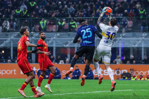 CALCIO - Serie A - Inter - FC Internazionale vs US Lecce Manuel Akanji of FC Internazionale competes for the ball with Wladimiro Falcone of US Lecce during Serie A 2025 26 football match between FC Internazionale and US Lecce at San Siro Stadium in Milan Milan Italy  Copyright: xIPAxSport ABACAx