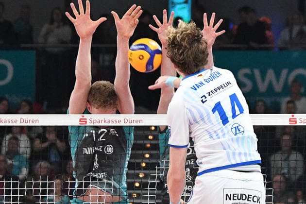 v li Siebe Korenblek Powervolleys Düren, 12 , Parker von Buren VfB Friedrichshafen, 14 smashes the ball,, 14 01 2026, Düren Germany , Volleyball, 1 Bundesliga Men, SWD Powervolleys Düren VfB Friedrichshafen xmhx