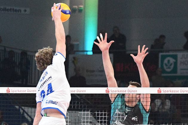 v li Jonas Von Huizen VfB Friedrichshafen, 24 puts the ball over the net,, 14 01 2026, Düren Germany , Volleyball, 1 Bundesliga Men, SWD Powervolleys Düren VfB Friedrichshafen xmhx