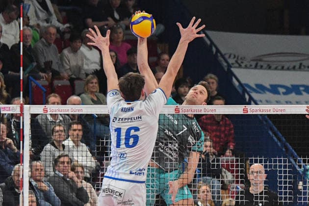 from left Simon Kohn VfB Friedrichshafen, 16 blocking, Jordan Alexander Canham Powervolleys Düren, 7 smashes the ball, , 14 01 2026, Düren Germany , Volleyball, 1 Bundesliga Men, SWD Powervolleys Düren VfB Friedrichshafen xmhx