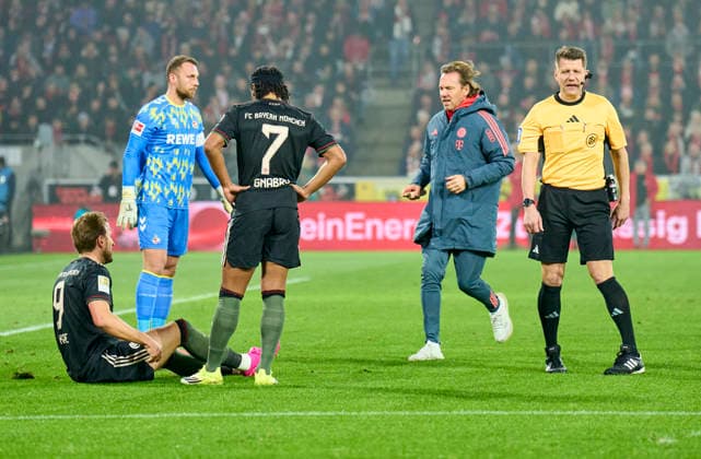 Harry Kane of FC Bayern München Serge Gnabry of FC Bayern München referee Patrick Ittrich in the match 1.FC KÖLN - FC BAYERN MÜNCHEN on January 14, 2026 at RheinEnergieStadion in Cologne, Germany. Season 2026 2026, 1.Bundesliga, FCB, matchday 17,