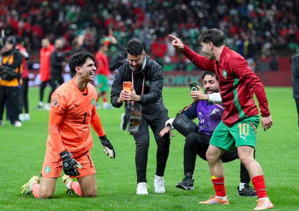 Fußball Afrika-Cup 2025, Vorrunde, Halbfinale Nigeria vs Marokko CAF Africa Cup of Nations (AFCON) Stade Moulay Abdellah (Rabat-Marokko): Siegfeier Brahim Diaz Brahim Diaz (Marokko, 10) Bono (Marokko, 1) *** Soccer Africa Cup 2025, preliminary round, semi-final Nigeria vs Morocco CAF Africa Cup of Nations AFCON Stade Moulay Abdellah Rabat Morocco victory ceremony Brahim Diaz Brahim Diaz Morocco, 10 Bono Morocco, 1 Copyright: xOumaimaxSouaidix