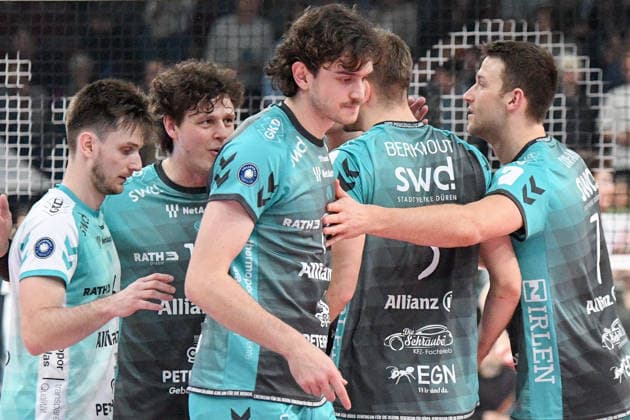 The players of the Powervolleys Düren after winning a point, concentrated, , 14 01 2026, Düren Germany , Volleyball, 1 Bundesliga Men, SWD Powervolleys Düren VfB Friedrichshafen xmhx