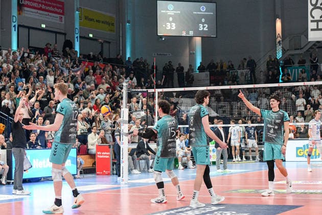 The players of the Powervolleys Düren celebrate a point, jubilation, celebrate the point, celebration, action, action, 14 01 2026, Düren Germany , Volleyball, 1 Bundesliga Men, SWD Powervolleys Düren VfB Friedrichshafen xmhx