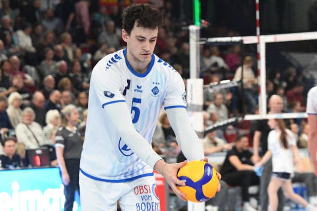 Louis Kunstmann VfB Friedrichshafen, 5 , on serve,, 14 01 2026, Düren Germany , Volleyball, 1 Bundesliga Men, SWD Powervolleys Düren VfB Friedrichshafen xmhx