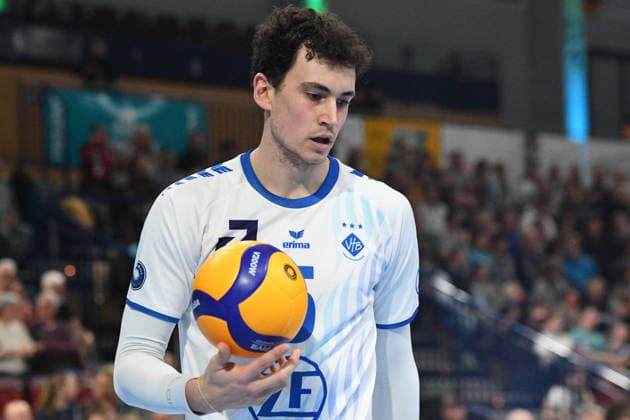 Louis Kunstmann VfB Friedrichshafen, 5 , on serve,, 14 01 2026, Düren Germany , Volleyball, 1 Bundesliga Men, SWD Powervolleys Düren VfB Friedrichshafen xmhx
