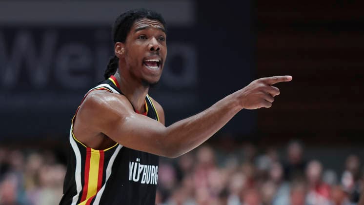In the picture Marcus Carr Wuerzburg Baskets, 5 with instructions 14 01 2026, Fitness First Wuerzburg Baskets vs Patrioti Levice, Basketball Champions League, Play Ins, Game 3, Germany, 97072, tectake Arena Wuerzburg, Copyright: HMBxMedia xJulienxBecker