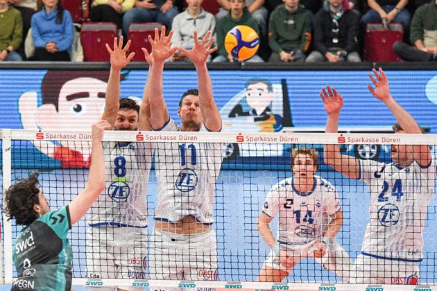 from left Robin Baghdady Powervolleys Düren, 8 smashes the ball, Aleksa Batak VfB Friedrichshafen, 8 and Marcus Böhme VfB Friedrichshafen, 11 during block formation, action, action, match scene, 14 01 2026, Düren Germany , Volleyball, 1 Bundesliga Men, SWD Powervolleys Düren VfB Friedrichshafen xmhx
