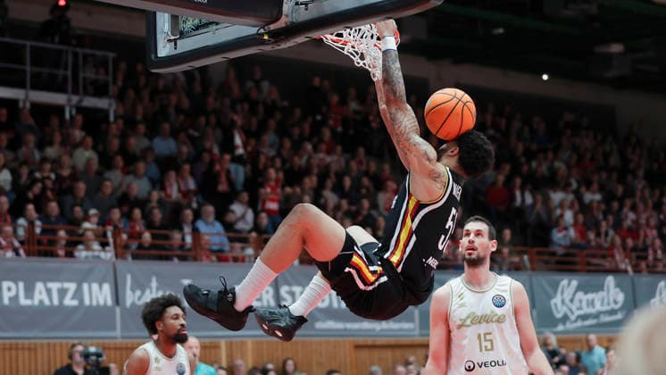 In the picture from left David Muenkat Wuerzburg Baskets, 55 with the dunk and next to him Boris Bojanovsky Patrioti Levice, 15 14 01 2026, Fitness First Wuerzburg Baskets vs Patrioti Levice, Basketball Champions League, Play Ins, Game 3, Germany, 97072, tectake Arena Wuerzburg, Copyright: HMBxMedia xJulienxBecker