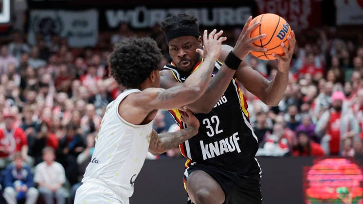 In the picture from left Rickey McGill Patrioti Levice, 0 against Charles Thompson Wuerzburg Baskets, 32 on the ball 14 01 2026, Fitness First Wuerzburg Baskets vs Patrioti Levice, Basketball Champions League, Play Ins, Game 3, Germany, 97072, tectake Arena Wuerzburg, Copyright: HMBxMedia xJulienxBecker