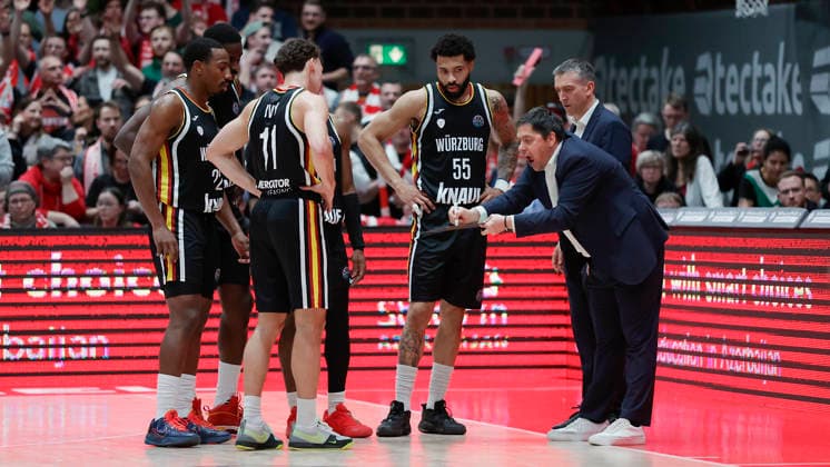In the picture time-out meeting at the Wuerzburg Baskets 14 01 2026, Fitness First Wuerzburg Baskets vs Patrioti Levice, Basketball Champions League, Play Ins, Game 3, Germany, 97072, tectake Arena Wuerzburg, Copyright: HMBxMedia xJulienxBecker