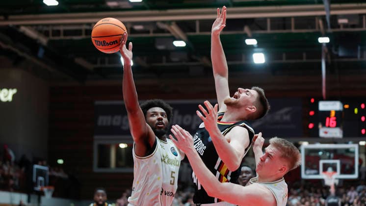 In the picture from left Andre Wesson Jr Patrioti Levice, 5 , Ryan Schwieger Wuerzburg Baskets, 15 and Aatu Kivimaki Patrioti Levice, 12 14 01 2026, Fitness First Wuerzburg Baskets vs Patrioti Levice, Basketball Champions League, Play Ins, Game 3, Germany, 97072, tectake Arena Wuerzburg, Copyright: HMBxMedia xJulienxBecker