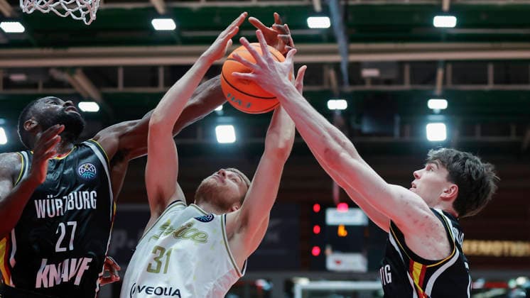 In the picture from left Eddy Edigin Wuerzburg Baskets, 27 , Samuel Solcansky Patrioti Levice, 31 and Christian Skladanowski Wuerzburg Baskets, 19 14 01 2026, Fitness First Wuerzburg Baskets vs Patrioti Levice, Basketball Champions League, Play Ins, Game 3, Germany, 97072, tectake Arena Wuerzburg, Copyright: HMBxMedia xJulienxBecker