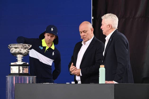 TENNIS AUSTRALIAN OPEN DRAW, A ball kid draws a men™s singles player alongside Australian Open referee Wayne McKewen (centre) and Tennis Australia CEO Craig Tiley (left) during the draw for the 2026 Australian Open tennis tournament, at Melbourne Park, Melbourne, Thursday, January 15, 2025. ( NO ARCHIVING, EDITORIAL USE ONLY MELBOURNE VICTORIA AUSTRALIA  Copyright: xJOELxCARRETTx 20260115172200269207