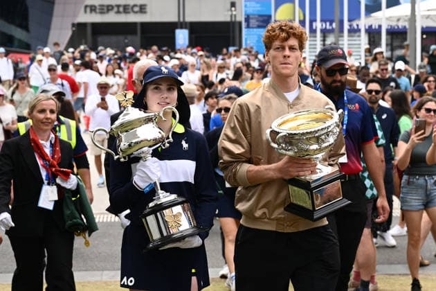 TENNIS AUSTRALIAN OPEN DRAW, Jannik Sinner of Italy (right) arrives with the Norman Brookes Challenge Cup during the draw for the 2026 Australian Open tennis tournament, at Melbourne Park, Melbourne, Thursday, January 15, 2025. ( NO ARCHIVING, EDITORIAL USE ONLY MELBOURNE VICTORIA AUSTRALIA  Copyright: xJOELxCARRETTx 20260115150972076090