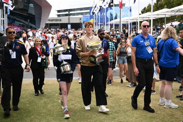 TENNIS AUSTRALIAN OPEN DRAW, Jannik Sinner of Italy (right) arrives with the Norman Brookes Challenge Cup during the draw for the 2026 Australian Open tennis tournament, at Melbourne Park, Melbourne, Thursday, January 15, 2025. ( NO ARCHIVING, EDITORIAL USE ONLY MELBOURNE VICTORIA AUSTRALIA  Copyright: xJOELxCARRETTx 20260115130303616969