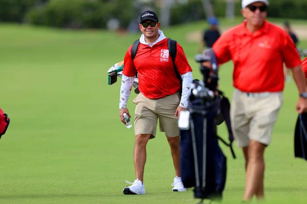 January 14, 2026 - University of Hawaii Rainbow Warrior Football Head Coach Timmy Chang caddies during a Pro-Am prior to the 2026 Sony Open in Hawaii at Waialae Country Club in Honolulu, HI - CSM Honolulu USA - ZUMAc04_ 20260114_zma_c04_125 Copyright: xAndrewxLeex