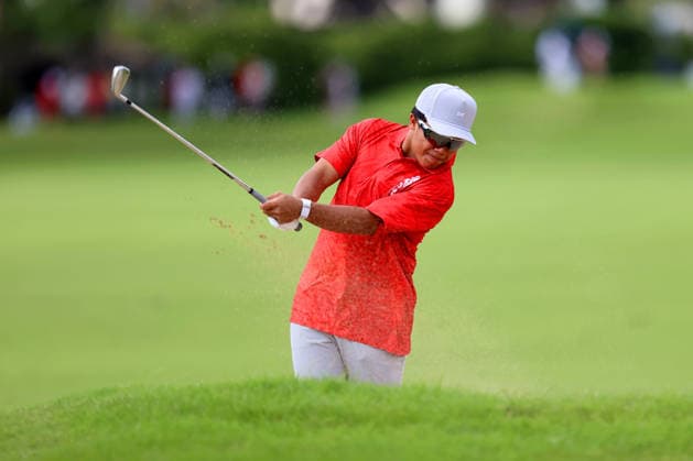 January 14, 2026 - University of Hawaii Rainbow Warrior Football Quarterback Micah Alejado hits from a bunker on the 6th fairway during a Pro-Am prior to the 2026 Sony Open in Hawaii at Waialae Country Club in Honolulu, HI - CSM Honolulu USA - ZUMAc04_ 20260114_zma_c04_145 Copyright: xAndrewxLeex