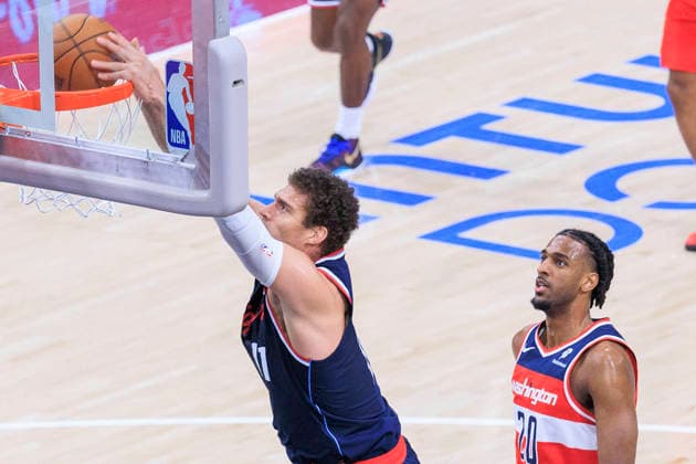 January 14, 2026, Inglewood, California, USA: Brook Lopez 11 of the Los Angeles Clippers drives past Alex Sarr 20 of the Washington Wizards for a dunk during their 2025 NBA, Basketball Herren, USA regular season game on Wednesday January 14, 2026 at Intuit Dome Arena in Inglewood, California. JAVIER ROJAS PI Inglewood USA - ZUMAp124 20260114_zaa_p124_001 Copyright: xJavierxRojasx